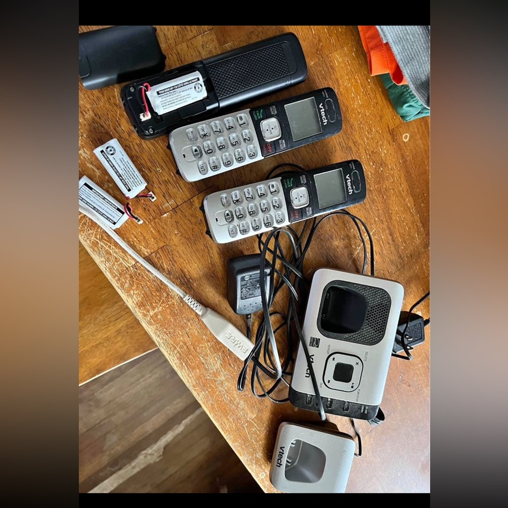 Home Phone - 3 cordless phones with 2 bases
